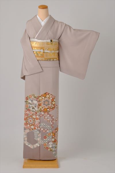 色留袖(濃淡のベージュ地・六角模様)