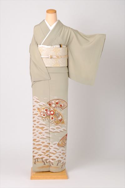 色留袖(浅緑色に笠松文)