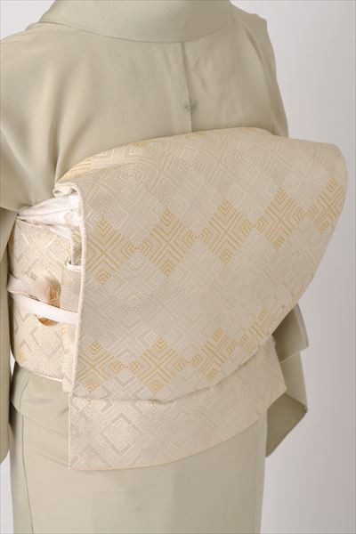 色留袖(浅緑色に笠松文)