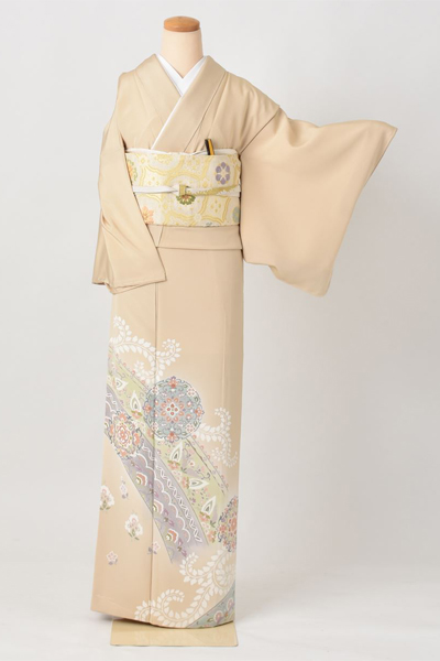 色留袖[象牙色に宝相華]