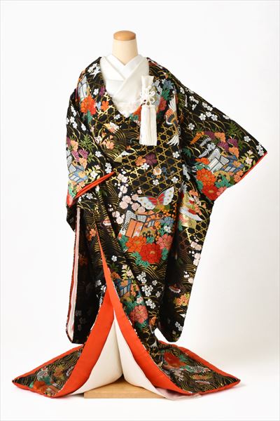 打掛(黒地・蛇籠文に御所車)