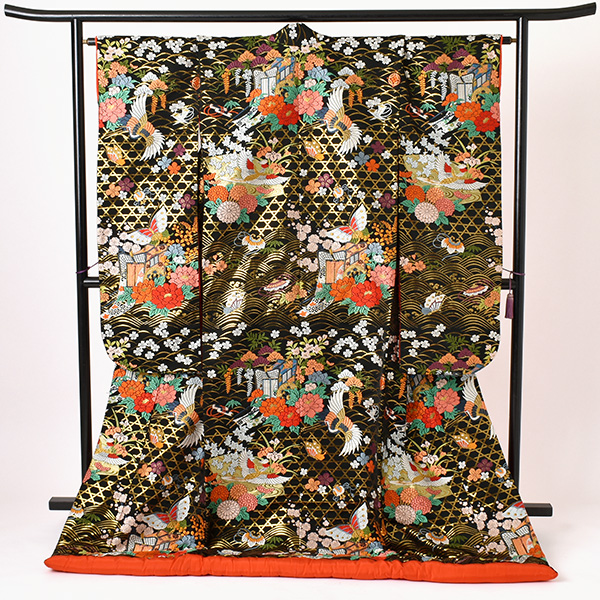 打掛(黒地・蛇籠文に御所車)