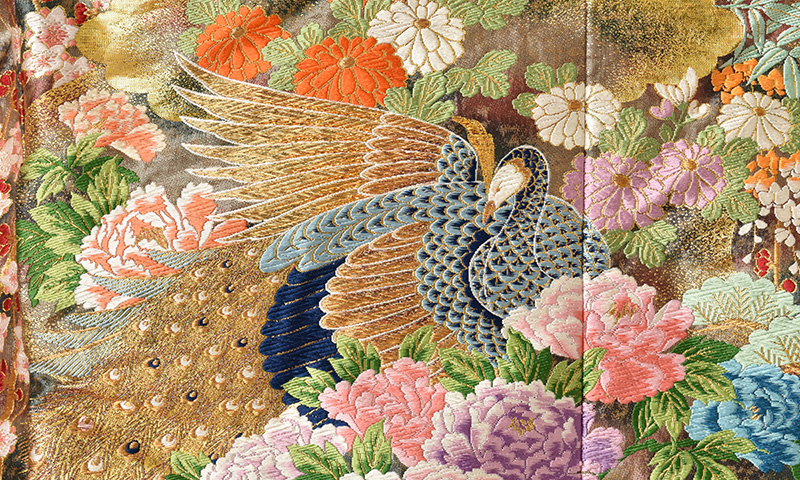 打掛(いぶし金地・吉祥模様)