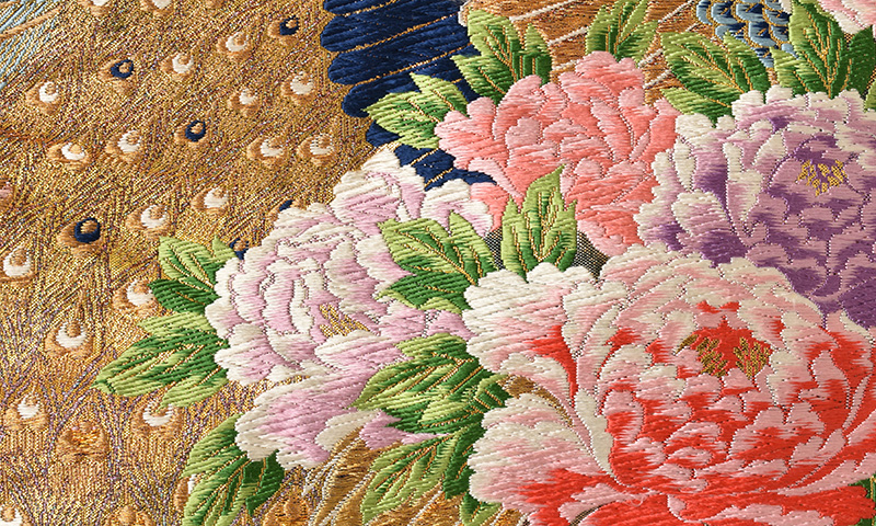 打掛(いぶし金地・吉祥模様)