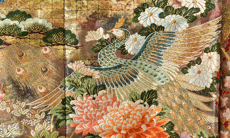 打掛(いぶし金地・吉祥模様)