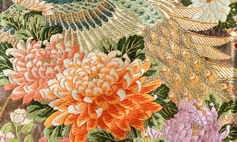 打掛(いぶし金地・吉祥模様)