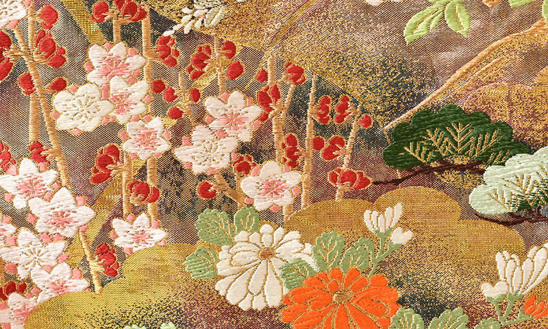 打掛(いぶし金地・吉祥模様)