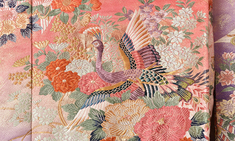 打掛(赤と紫のボカシ地・孔雀)