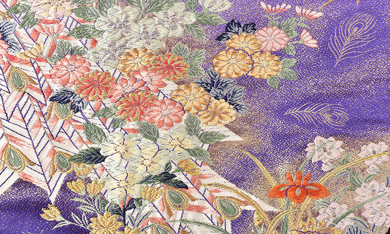 打掛(赤と紫のボカシ地・孔雀)