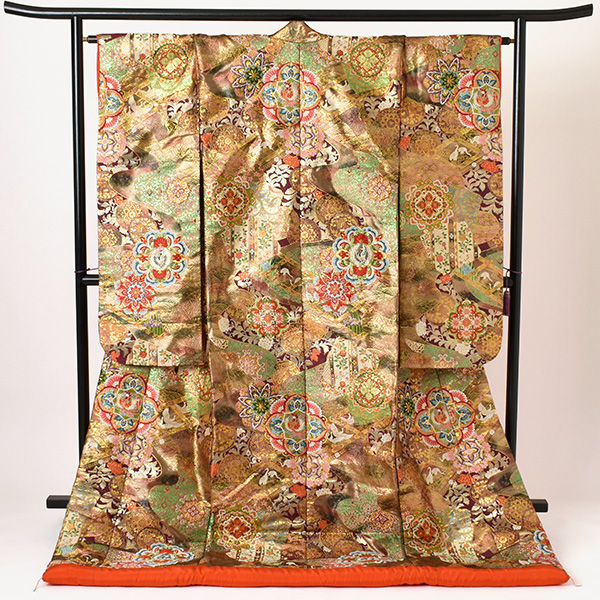 打掛(いぶした金地・宝相華)