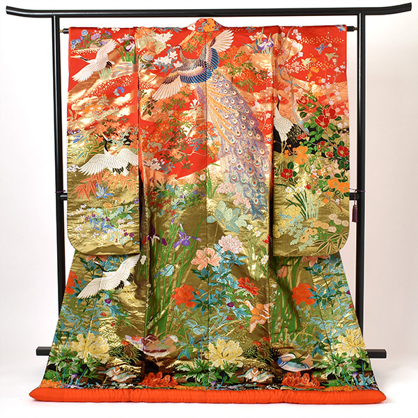 打掛(赤、金、黒地・孔雀)