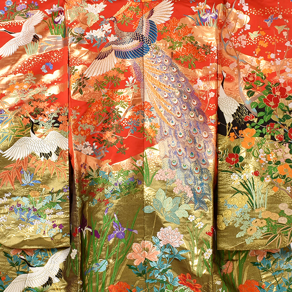 打掛(赤、金、黒地・孔雀)