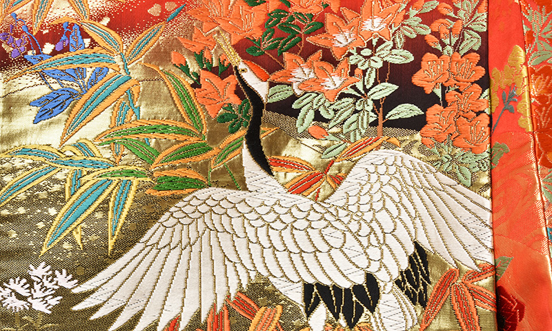 打掛(赤、金、黒地・孔雀)