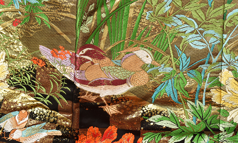 打掛(赤、金、黒地・孔雀)