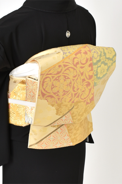 黒留袖(金屏風に老松、鶴)