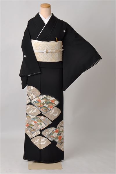 黒留袖(地紙扇面に吉祥文様)