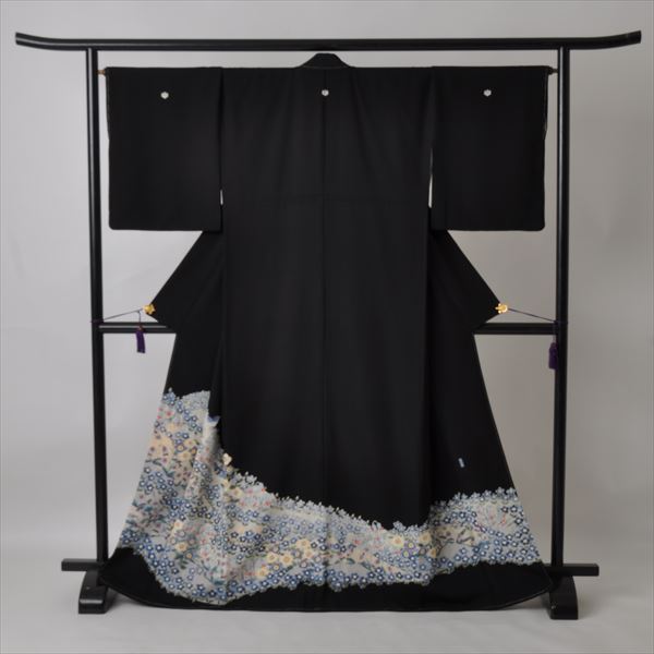 黒留袖(四季草花に青い鳥)