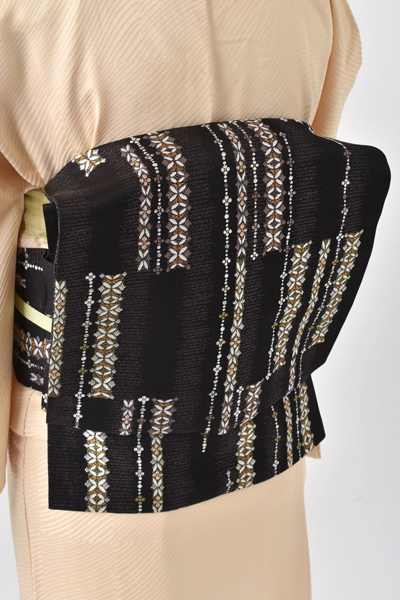 単衣訪問着[クリーム地・墨色山型カット]