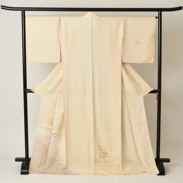 単衣訪問着[淡いクリーム地・横笛風の柄]