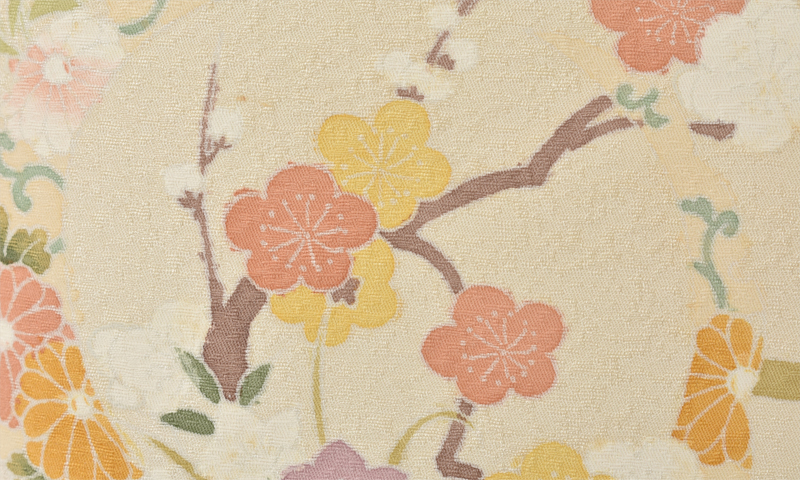 単衣訪問着[淡いクリーム地・横笛風の柄]