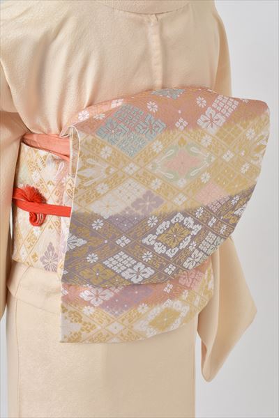 単衣訪問着[淡いクリーム地・横笛風の柄]