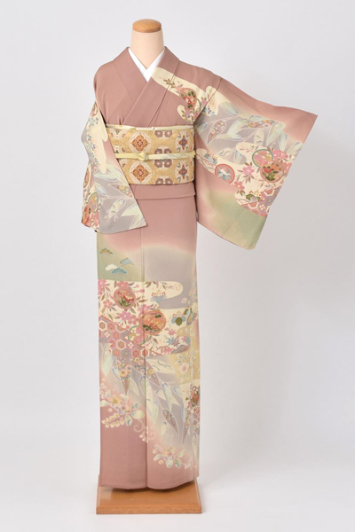 ひとえ_訪問着(珊瑚色地・クリーム色の工霞の中に草花)