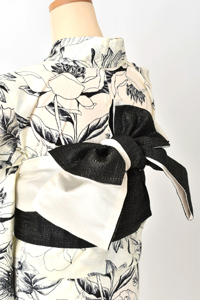 浴衣[白×黒・花々]