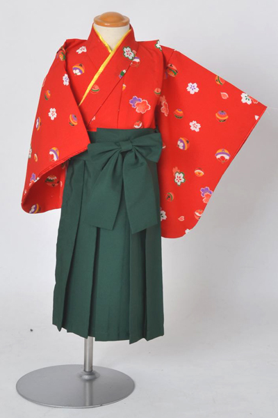 二才女児袴セット（赤地桜小紋に緑の袴）