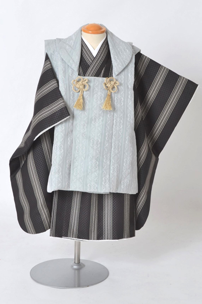 三才男児被布（黒地の縞小紋に紋織の被布）