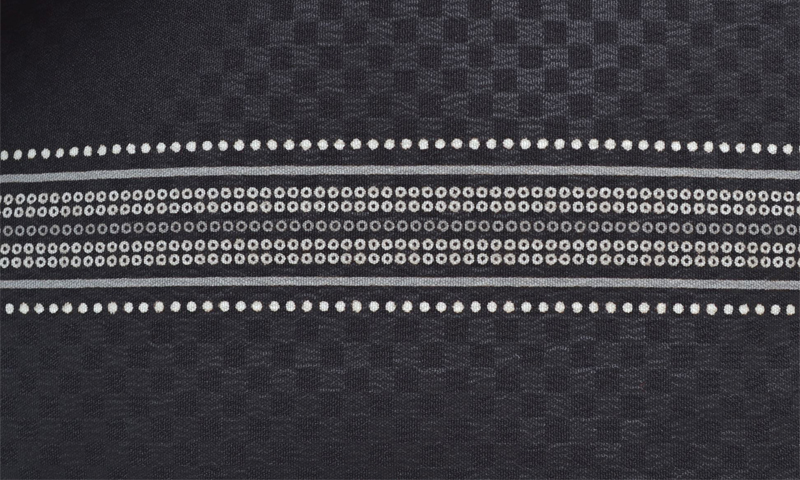 三才男児被布（黒地の縞小紋に紋織の被布）