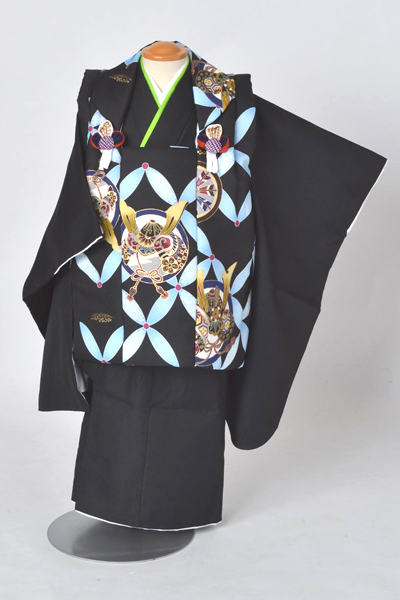 三才男児被布（黒地無地長着に兜模様）