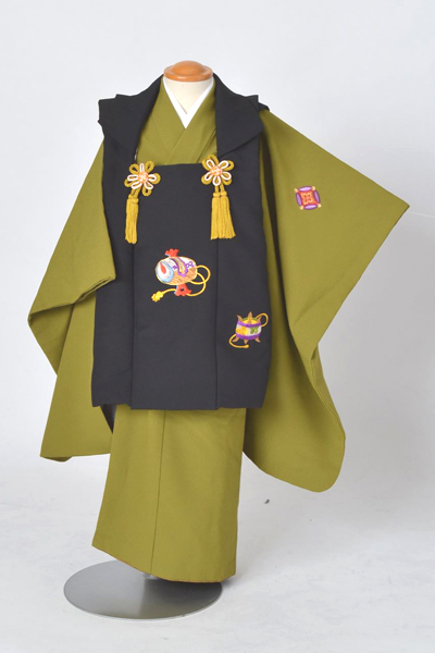 三才男児被布（抹茶色紋付長着に黒地の被布）
