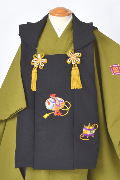 三才男児被布（抹茶色紋付長着に黒地の被布）