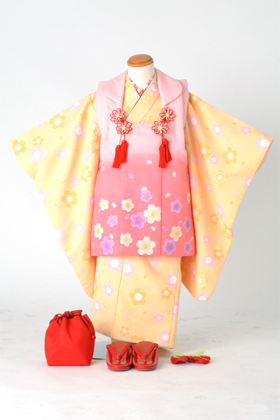 三歳被布セット 被布(ピンク・桜模様)着物(クリ-ム色・桜模様)