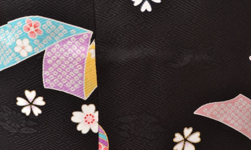 被布（白地・手まり）着物（黒地・手まり