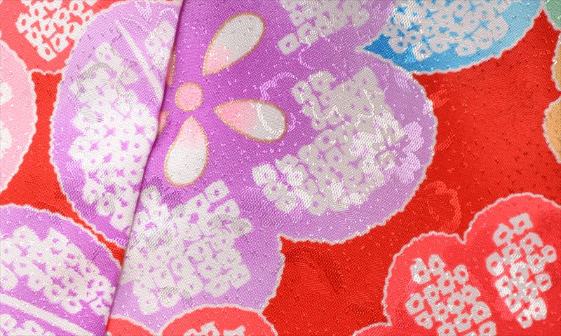 被布（白地・染め絞り花）着物（赤地・染め絞り花）