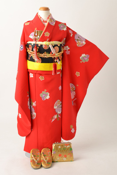 七歳祝着［赤地の雪輪に兎模様］