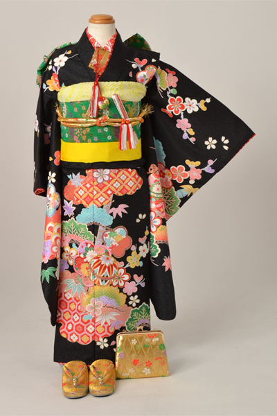 七歳祝着［黒地の雲取り模様］