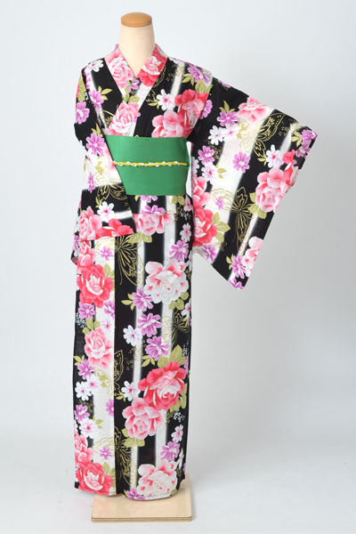 浴衣［黒地に花と蝶模様］