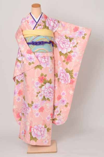 振袖［桃色地に牡丹模様］