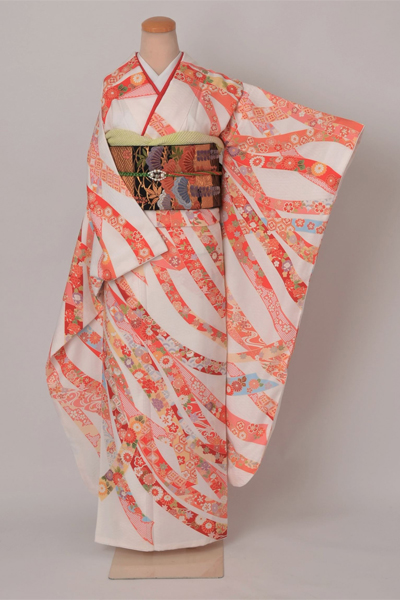 振袖［白地の蔓帯模様］