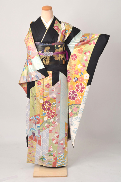 振袖[黒地の梅花模様]