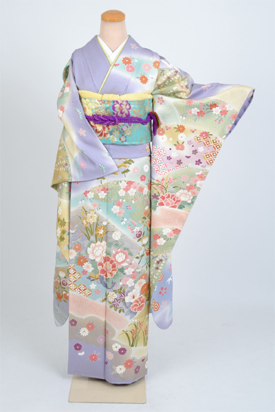 振袖[うす紫地の山並みにヱ霞模様]