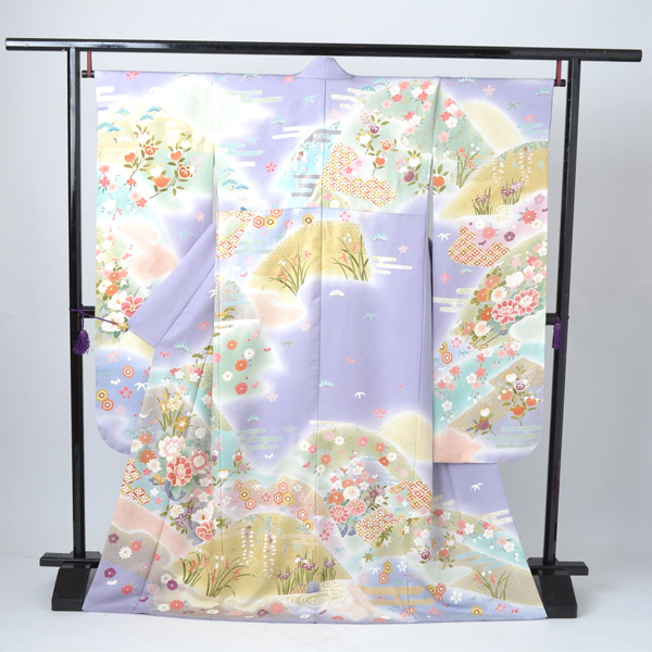 振袖[うす紫地の山並みにヱ霞模様]