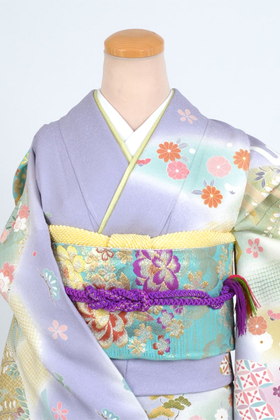 振袖[うす紫地の山並みにヱ霞模様]