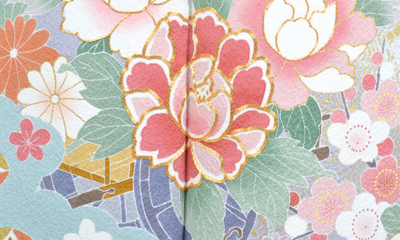 振袖[うす紫地の山並みにヱ霞模様]