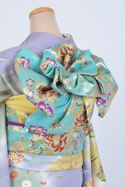 振袖[うす紫地の山並みにヱ霞模様]