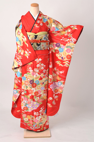 振袖[赤地の雲取りに宝尽くし、花模様]
