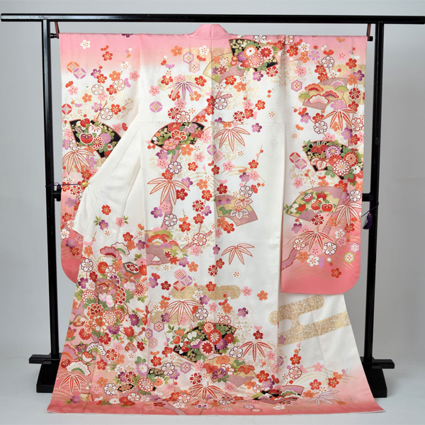 振袖（白地の貝桶模様）