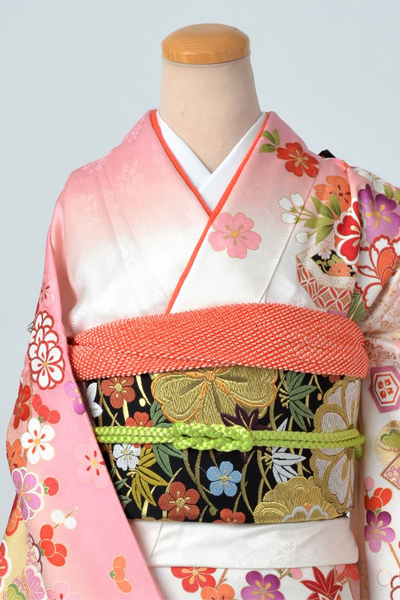 振袖（白地の貝桶模様）